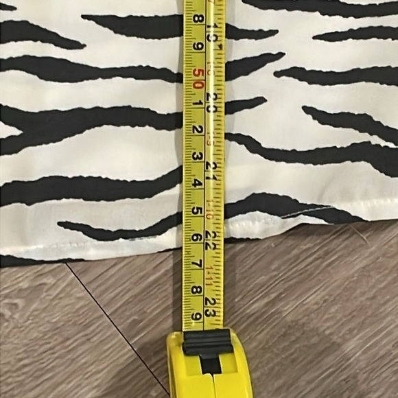 Banana Republic Women’s Tank Top Large Black & White Animal Print Bikercore - Picture 12 of 12